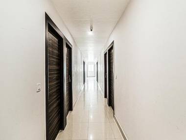 Collection O 83669 Oak Wood Inn