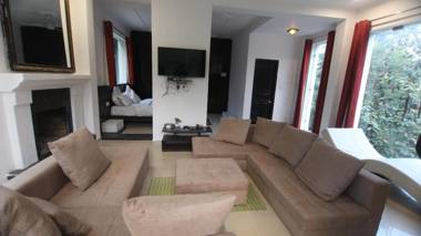 OYO HOME 85639 Cozyhome By Evanka Elite