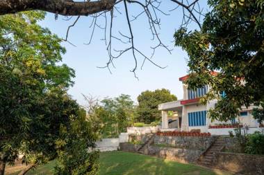 Ivory Villa 3bhk w Garden view and WiFi by Roamhome