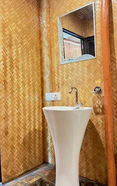 POP 90506 Royal Tree Cafe And Resort