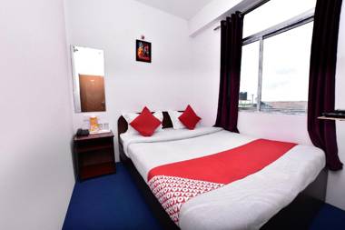 OYO Flagship 13580 The Queenz