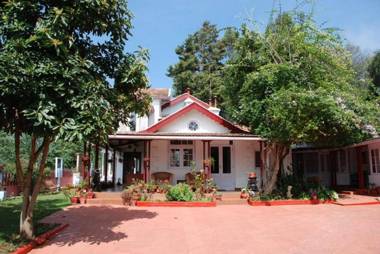 Colonial 4 B/R Home Great for Families Coonoor