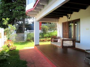 Colonial 4 B/R Home Great for Families Coonoor