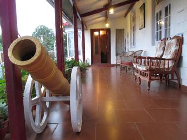 Colonial 4 B/R Home Great for Families Coonoor