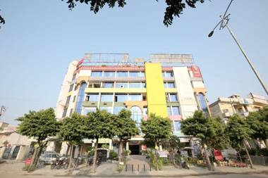 OYO 1496 Hotel Sky 5