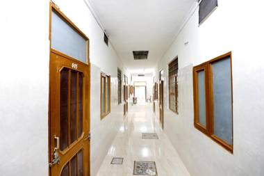 SPOT ON 44679 Hotel Samrat