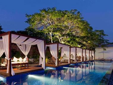 SinQ Party Hotel
