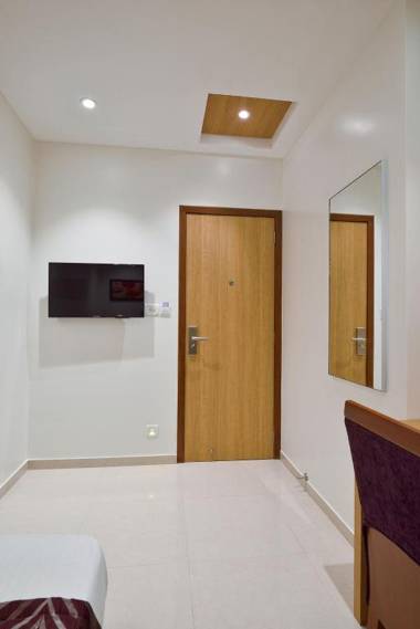 Hotel Leafio-Near Airport