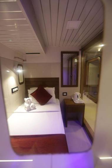 Qubestay Airport Capsule Hotel & Hostel