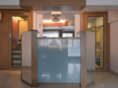 Hotel Qubestay Airport