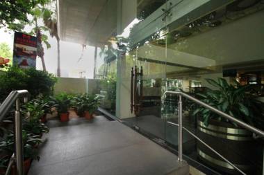 Monarch Luxur - Infantry Road