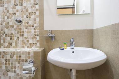 FabHotel Crown Suites