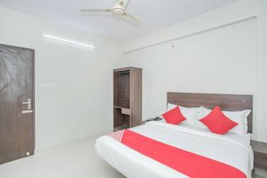 OYO 11916 Varcity Plaza