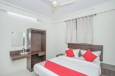 OYO 11916 Varcity Plaza