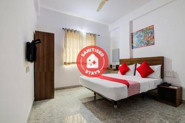 OYO 15695 Varcity Comforts