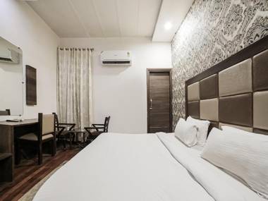 OYO Townhouse 561 Hotel Hollywood Heights