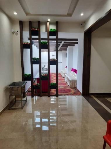 De Manora Homes - Unpretentious hotel with a garden  posh area Ranjit Avenue