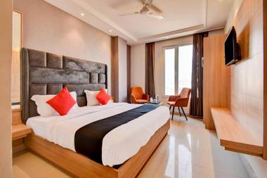 Capital O ASR434 Hotel Golden Feather