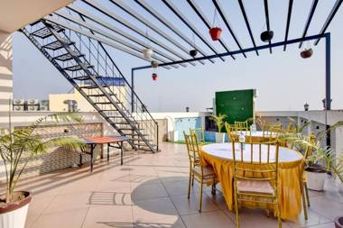 Capital O ASR434 Hotel Golden Feather