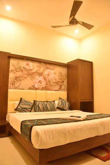 Hotel Crown Next to Heritage Street