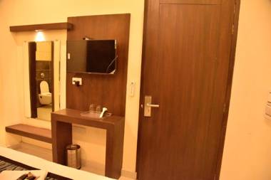 Hotel Crown Next to Heritage Street