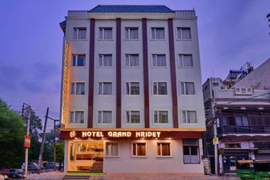 HOTEL GRAND HRIDEY  20 steps from Railway station