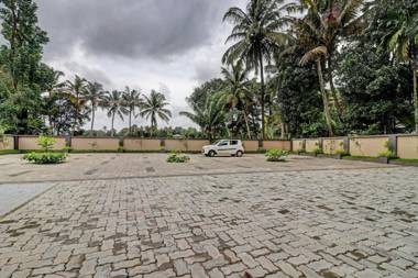 CAPITAL O74694 Kizhakkambalam Tourist Home