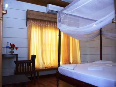 Indraprastham Houseboat