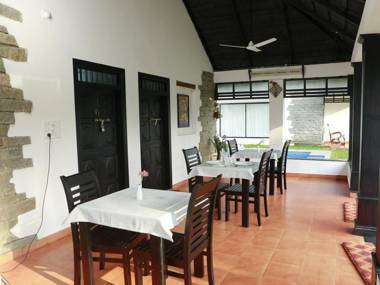 Mayas Beach House - Boutique Serviced Villa