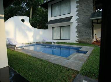 Mayas Beach House - Boutique Serviced Villa