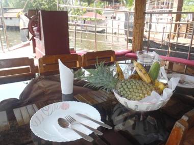 Johnson's Homestay - Ecohouseboat