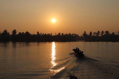 Friends Cruise Nightstay Houseboat-VACCINATED STAFF