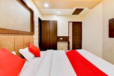 OYO 79474 Suman Palace