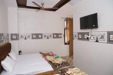 Hotel Al Sharif Manzil 90 Mtrs from Dargah