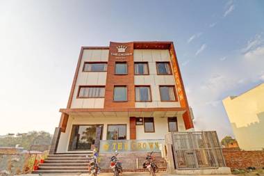 OYO Townhouse 502 The Crown Hotel