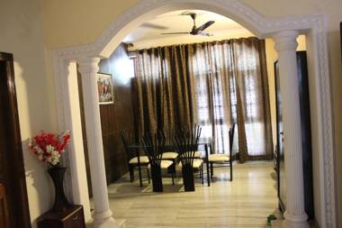 FabExpress IVY Inn Sector 35