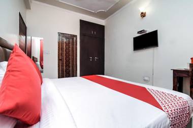 OYO 19536 New Apple Pie