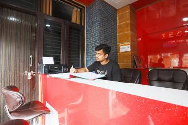 Vaccinated Staff- OYO 42405 HOTEL DIAMOND