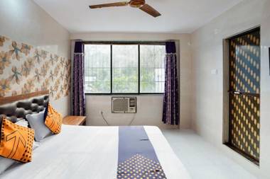 Oyo 74977 Dipesh Lodge