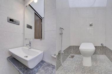 OYO 77545 White House