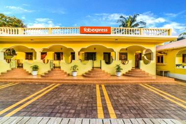 FabExpress Yoyo Cottage Chapora Fort - Fully Vaccinated Staff