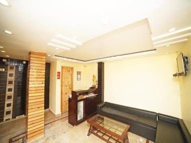 Vaccinated Staff - OYO 8594 Golden Nest