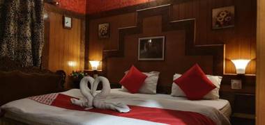 Goroomgo Deluxe Ankur Lake View Nainital