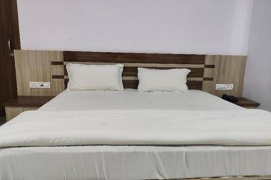 OYO 81176 Hotel Laksh