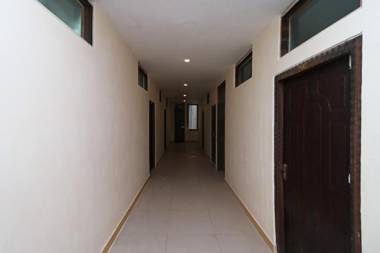 Vaccinated Staff - OYO 47555 Abhinandan Stay House