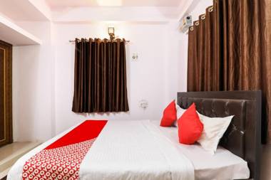 OYO 77096 Hudco Grand