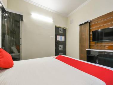 OYO 79796 Hotel Royal Inn