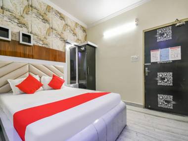 OYO 79796 Hotel Royal Inn