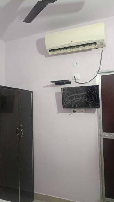 OYO HOME 91438 Hotel Happy Inn