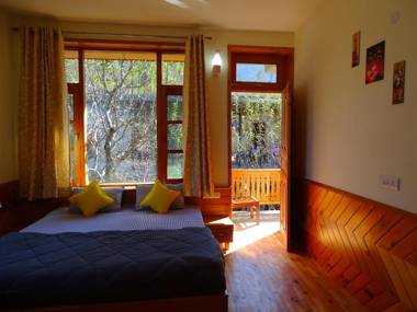 Flüstern Hostel and Café